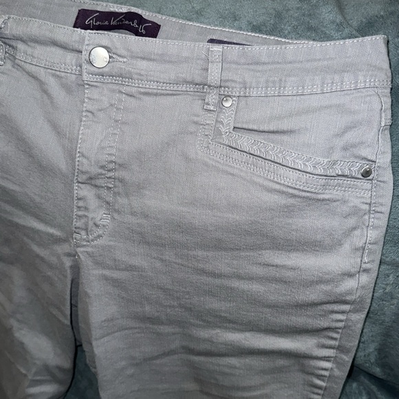 Gloria Vanderbilt size 14 skimmer stretchy capri Jeans light grey 💕 - Picture 2 of 6